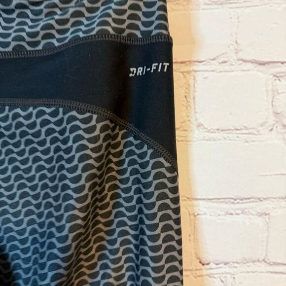 Nike Cropped Shin Length DriFit Leggings size XS - Picture 5 of 9